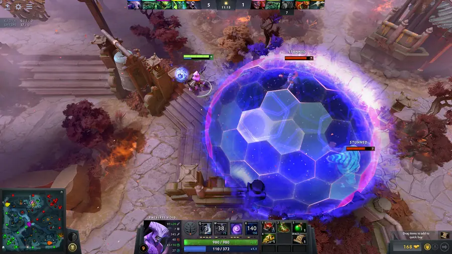 Dota 2 — starcie drużyn przy fioletowej kopule bariery na kamiennej alei, widoczny interfejs z minimapą